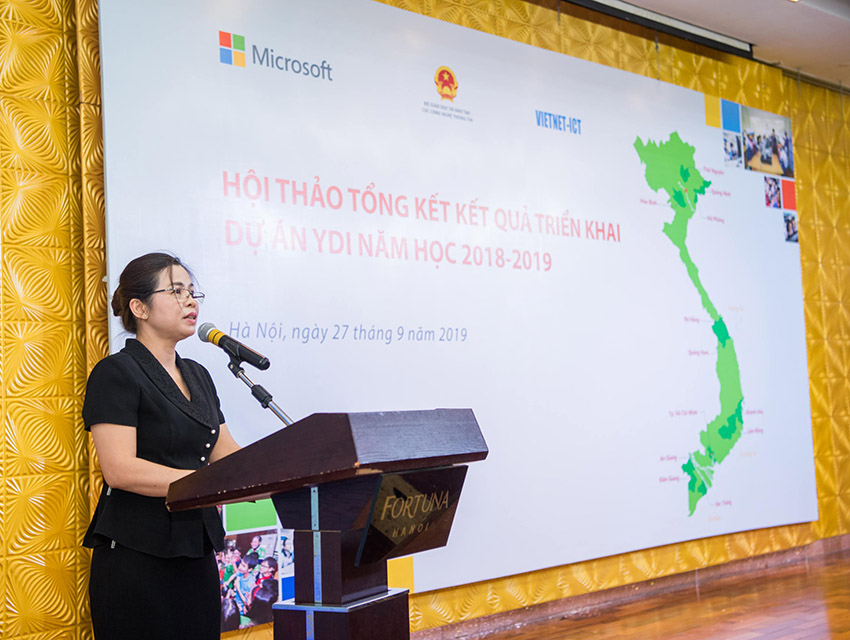 Bà Đặng Thị Oanh, Phó Cục trưởng Cục Công nghệ thông tin – Bộ Giáo dục và Đào tạo phát biểu tại Hội thảo