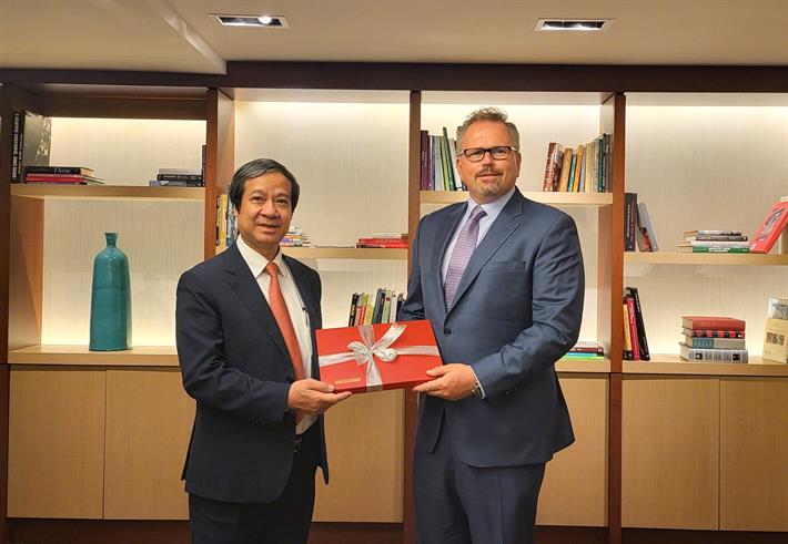 Bộ trưởng Nguyễn Kim Sơn và đại diện Tập đoàn Certiport tặng quà lưu niệm nhân buổi làm việc